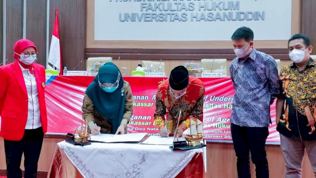 Ketua DPRD Makassar Rudianto Lallo melakukan penandatanganan Memorandum of Agreement (MoA) bersama Rektor Unhas Prof Dwia Aries Tina Palubuhu di FH Unhas, Rabu (10/2/2021).
