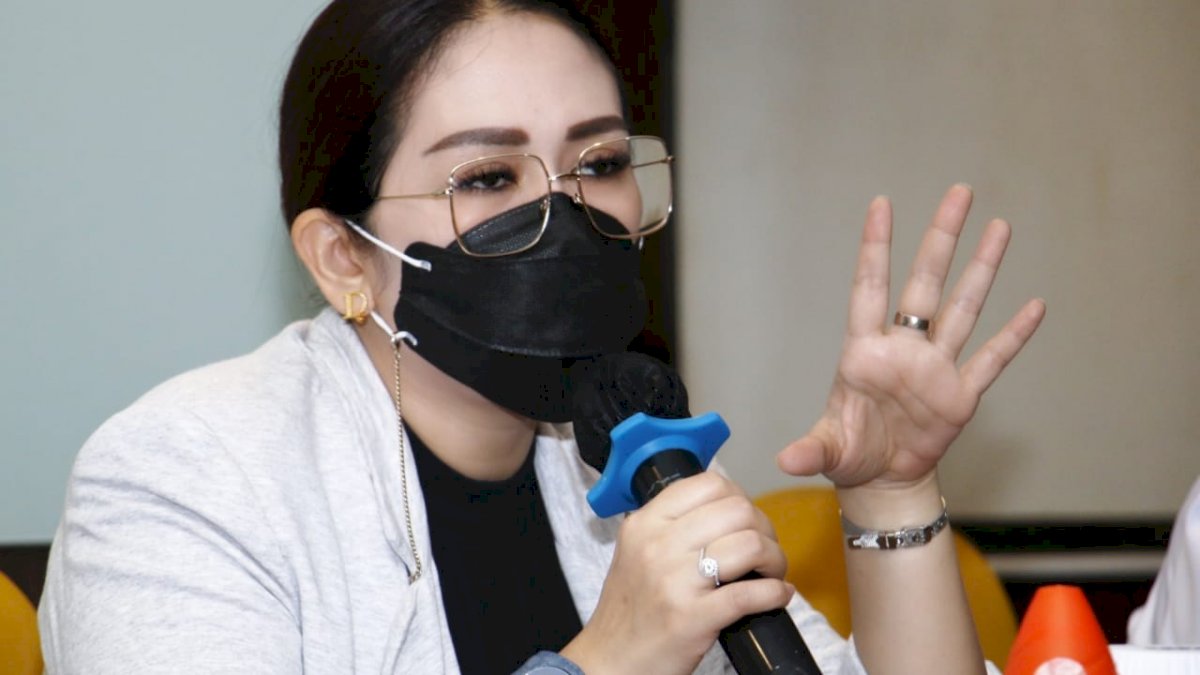 Warga Makassar Curhat ke Debbie Rusdin: Bantuan Sosial Tidak Merata