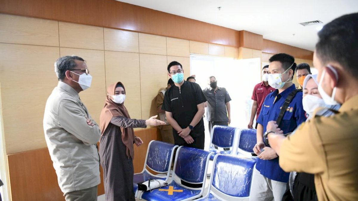 Gubernur Sulsel Yakinkan Warga Bantaeng Vaksin Aman Digunakan