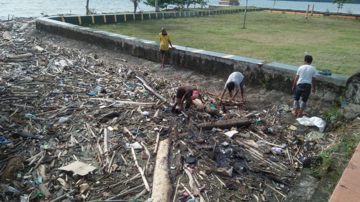 DLH Kerja Bakti Bersihkan Tumpukan Sampah di Taman Mattirotasi Parepare