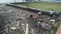 DLH Kerja Bakti Bersihkan Tumpukan Sampah di Taman Mattirotasi Parepare