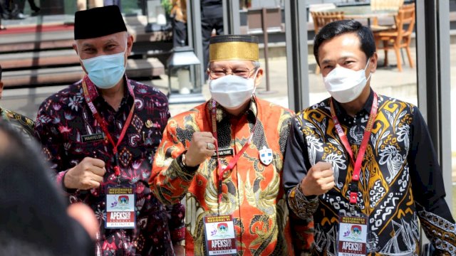 Walikota Parepare, Taufan Pawe (tengah) diberi kepercayaan sebagai Anggota Dewan Pengawas Asosiasi Pemerintah Kota Seluruh Indonesia (APEKSI) periode 2021-2024. 