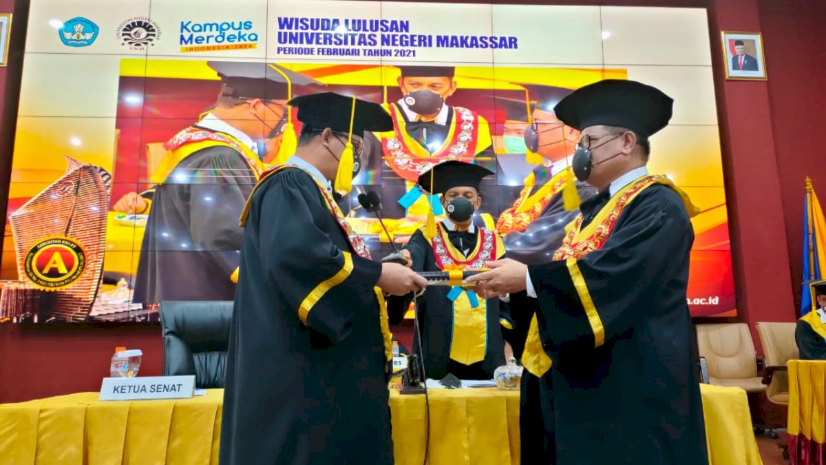 UNM Kukuhkan 1.000 Wisudawan, Bupati Luwu Raih Predikat Cumlaude