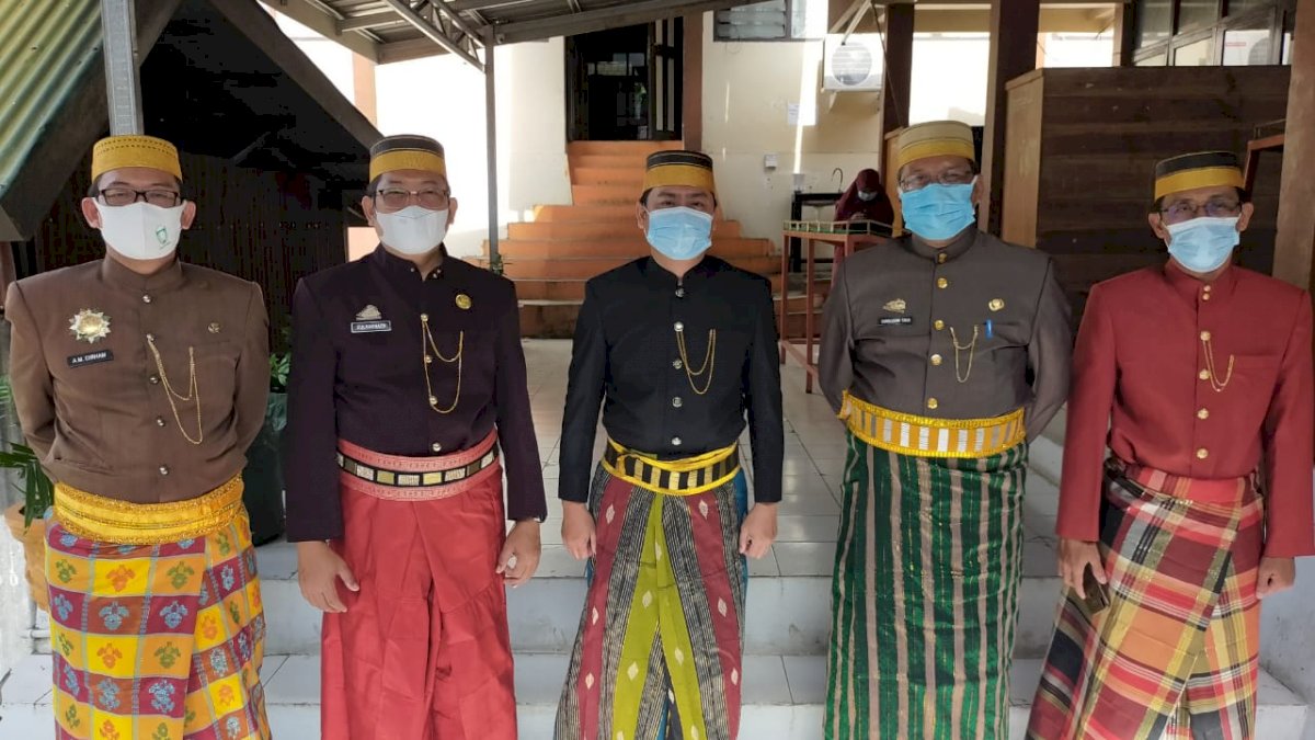 Semarak HUT Parepare, Bappeda Kompak Gunakan Busana Adat Bugis