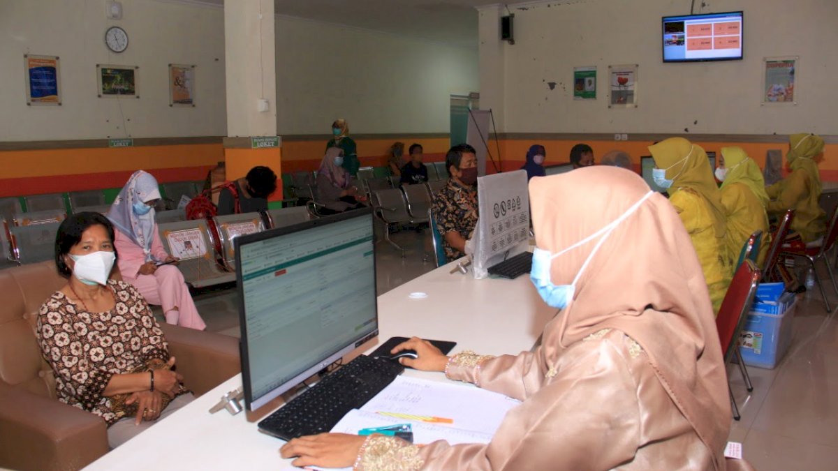Semarakkan HUT Parepare ke-61, Staf Pelayanan RSUD Andi Makkasau Kompak Kenakan Baju Adat