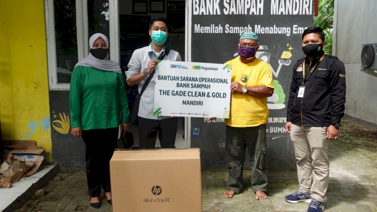 Pegadaian Makassar Salurkan Bantuan di Momen Hari Peduli Sampah Nasional