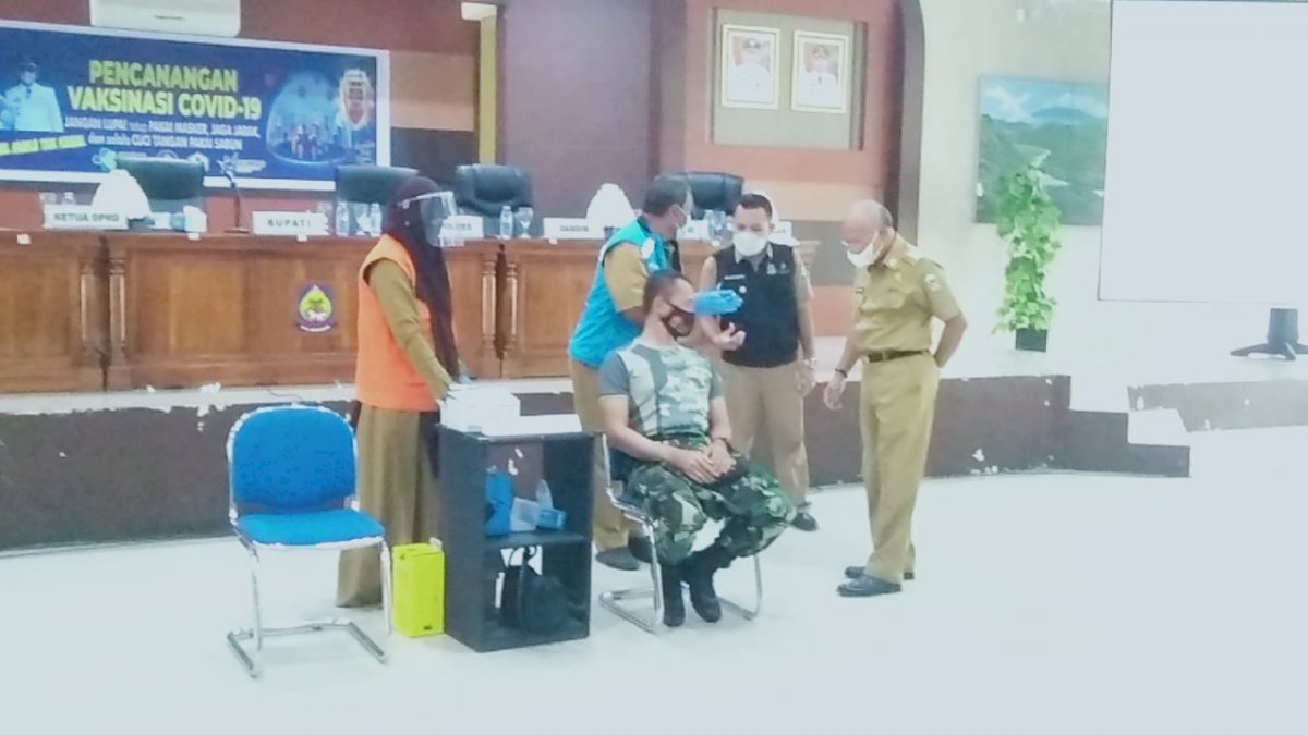 Dandim 1425 Orang Pertama Disuntik Vaksin di Jeneponto, Disusul Kapolres