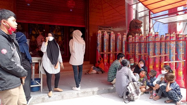 Sejumlah pengemis musiman menunggu ang pao di depan Klenteng Xian Ma di Jalan Sulawesi, Makassar, Jumat (12/2/2021).