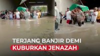 VIDEO: Bikin Haru, Warga Terjang Banjir Demi Kuburkan Jenazah