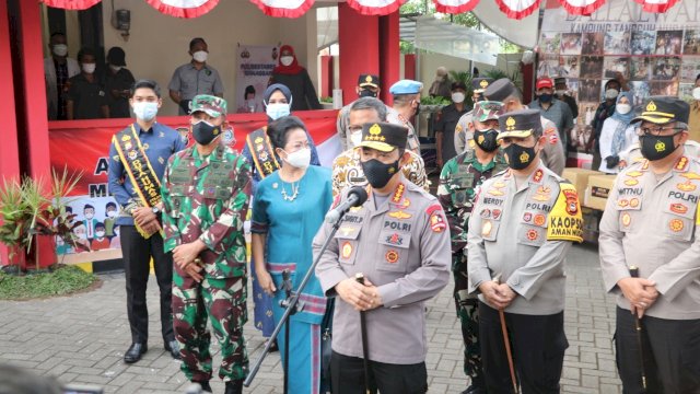Kapolri Jenderal Polisi Listyo Sigit Prabowo, meninjau Kampung Tangguh atau Balla Ewako di Villa Mutiara, Makassar, Kamis (11/2/2021). (Foto: tribratanews)