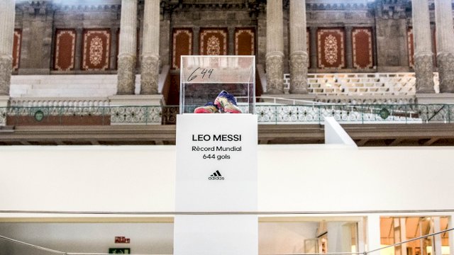 Sepasang sepatu Lionel Messi yang dipakainya saat mencetak rekor 644 gol untuk Barcelona. 