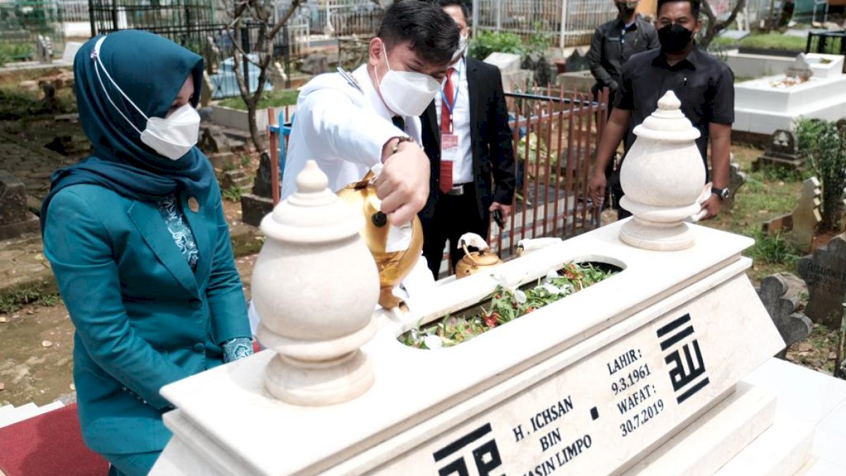 Bupati Gowa Ziarah ke Makam IYL Usai Dilantik Nurdin Abdullah