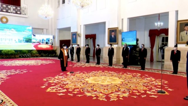Presiden RI Joko Widodo (Jokowi) menyaksikan pengucapan sumpah jabatan Andi Samsan Nganro sebagai Wakil Ketua Mahkamah Agung (MA) Bidang Yudisial, Senin (15/2/2021) di Istana Negara, Jakarta.