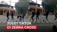 VIDEO: Demi Konten, 4 ABG Joget ‘TikTok’ di Zebra Cross