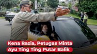 VIDEO: Kena Razia, Petugas Minta Ayu Ting Ting Putar Balik Mobilnya