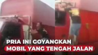 VIDEO: Pria Ini Nekat Bergantung di Atas Mobil yang Berjalan Sambil Bergoyang