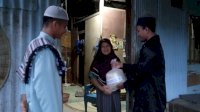 Sasar Rumah, Pemuda Masjid Babul Falah Kamara Barru Bantu Warga Kurang Mampu
