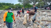 DLH Bersama Warga Bersihkan Pesisir Pantai Lumpue, Pangerang Rahim: Bagian Dari Sinergitas