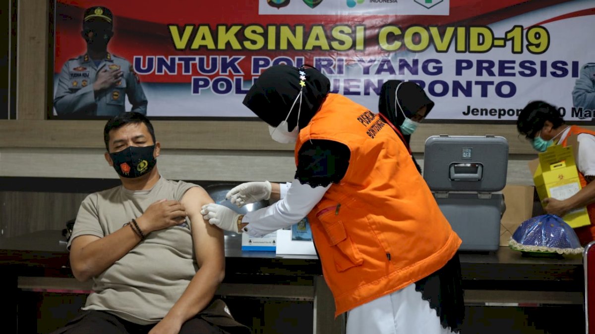Dukung Program Pemerintah, Ratusan Polisi di Jeneponto Ikut Vaksinasi Covid-19