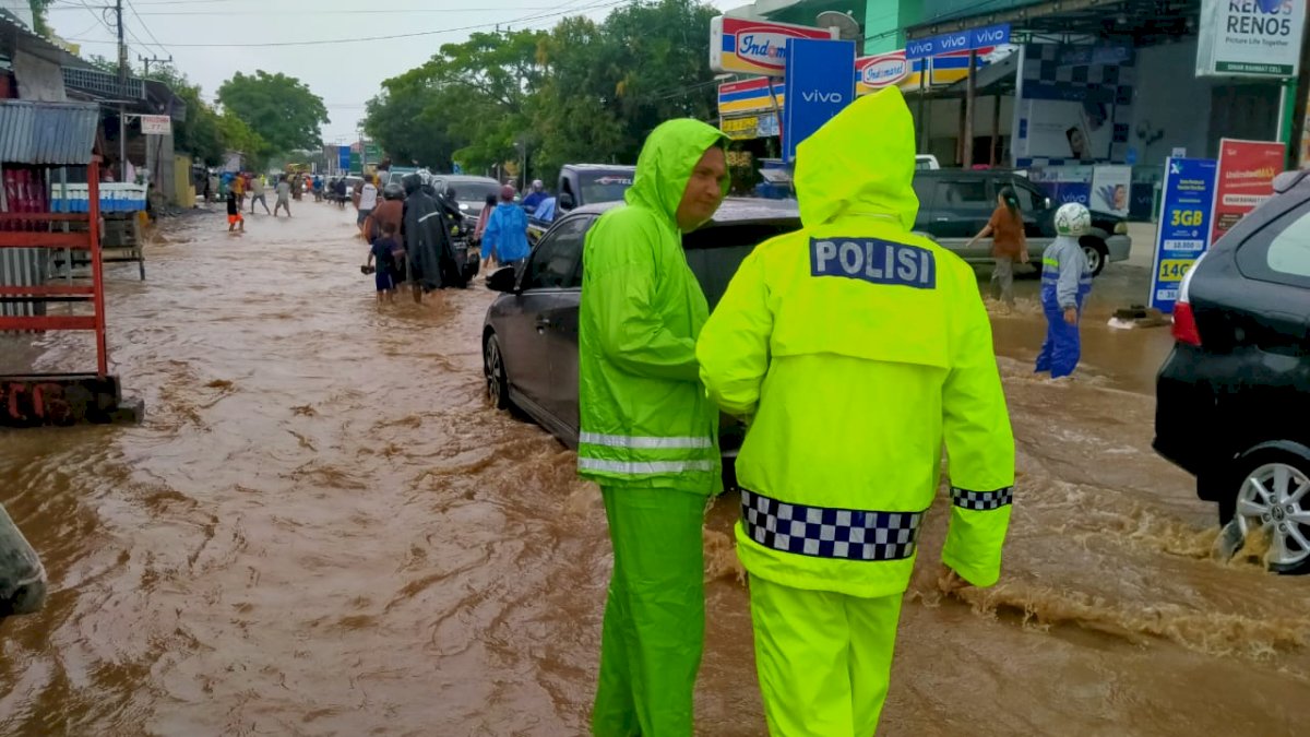 Curah Hujan Tinggi, Sejumlah Ruas Jalan di Jeneponto Terendam Air