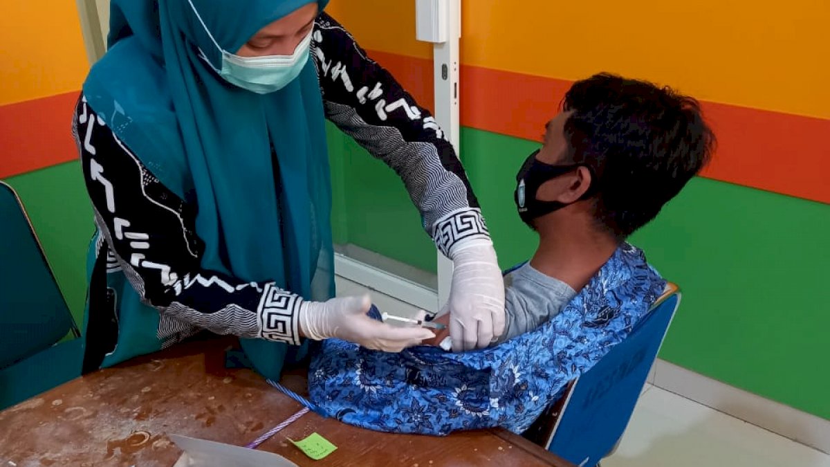 Kepala Bappeda Parepare Pimpin Staf Ikut Vaksinasi Covid-19 Tahap II