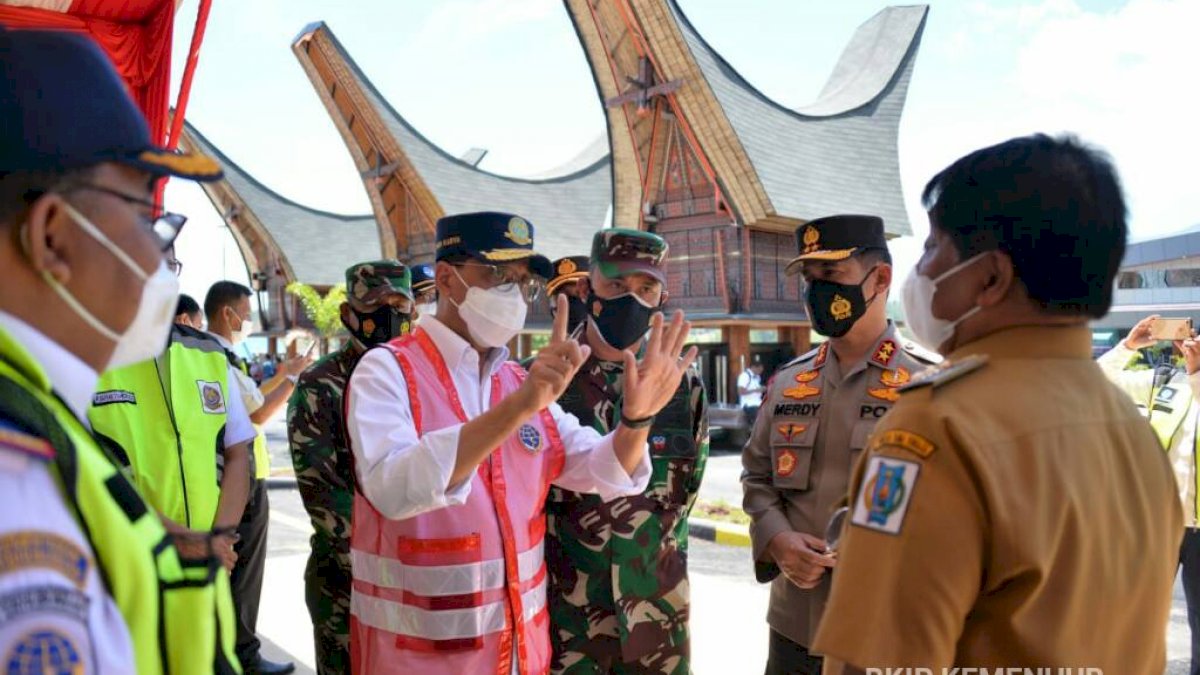 Jelang Diresmikan Presiden Jokowi, Menhub Tinjau Bandara Buntu Kunik