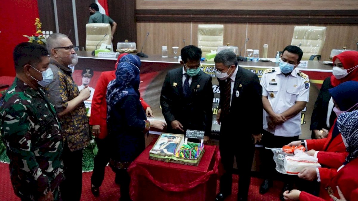 Hadiri Dies Natalis FH Unhas, Taufan Pawe Puji Orasi Ilmiah SYL