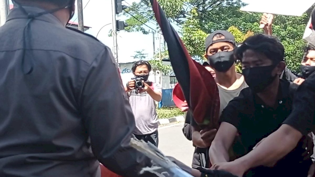 Tolak Kehadiran Jokowi, Puluhan Massa Demonstrasi di Depan Gedung DPRD