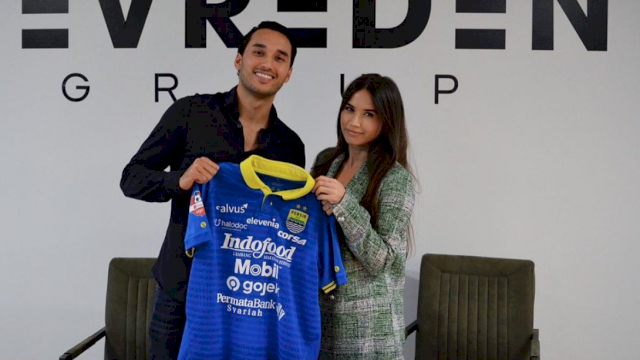 Ezra Walian bersama kekasih mengumumkan resmi bergabung dengan Persib Bandung, Minggu (14/3/2021).