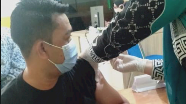 Pegawai BKD Parepare menerima vaksin. 
