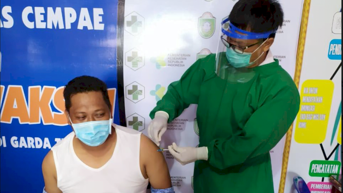 Kadis DLH Parepare dan Staf Terima Suntik Vaksin Covid-19