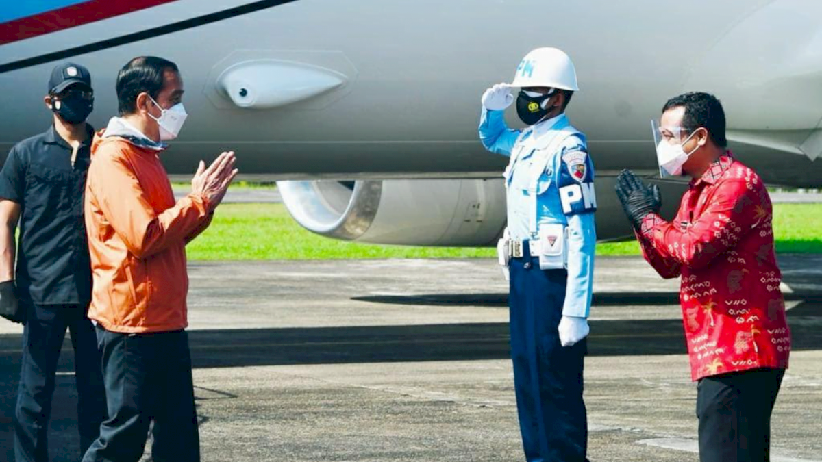 Kunjungan ke Sulsel, Jokowi Pakai Jaket Oranye Ala Adama, Plt Gubernur Berbatik Lontara