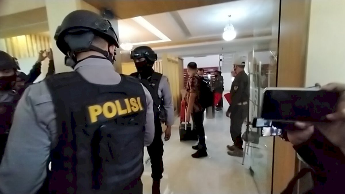 Penggeledahan di Kantor Dinas PU Sulsel Berakhir, KPK Bawa 3 Koper