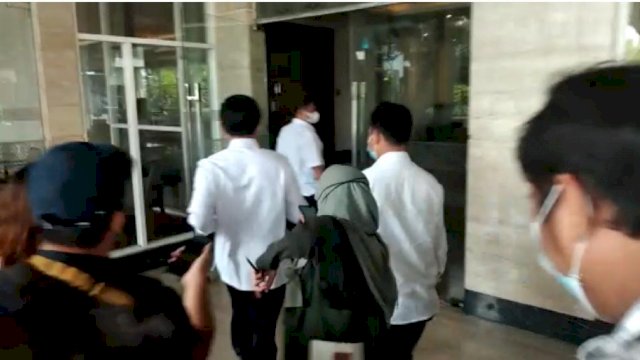 Kadis PU Sulsel, Rudy Djamaluddin, menghindari awak media saat tiba di Hotel Four Point by Sheraton, Makassar, Rabu (3/3/2021). 