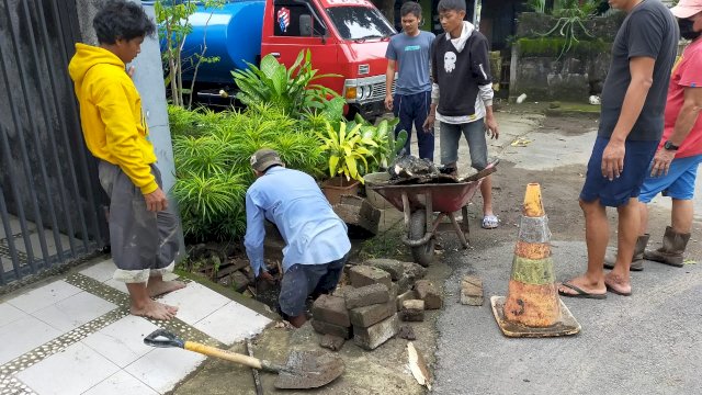 Tim Pelaksana Pengerjaan Ruang Terbuka Hijau (RTH) PDAM Kota Makassar membersihkan drainase dan gorong-gorong di Kompleks PDAM, Jalan Ratulangi, Makassar, Sabtu (13/3/2021). 