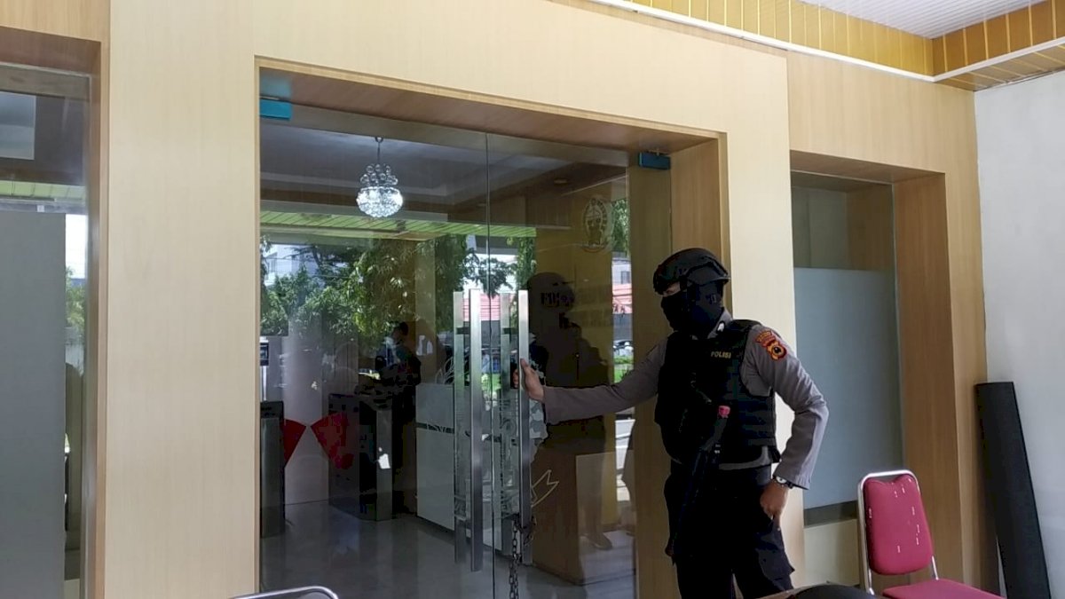 6 Personil KPK “Obrak-abrik” Kantor Rudy Djamaluddin