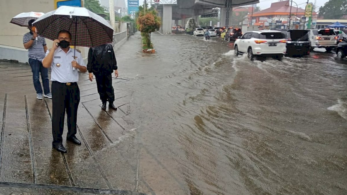 Danny Pomanto Pantau Langsung Banjir Makassar di Sejumlah Titik