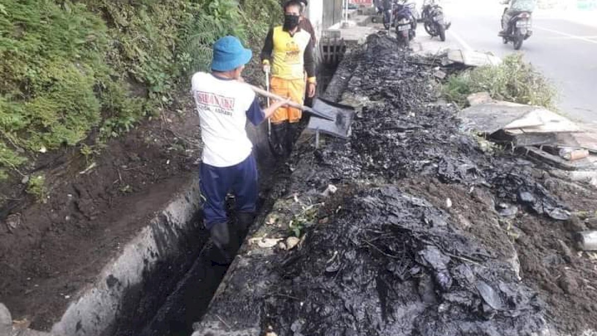 Musim Penghujan, DLH Parepare Intens Pengerukan Selokan