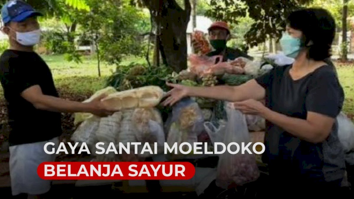 VIDEO: Gaya Santai Moeldoko Belanja Sayur Bersama Sang Istri