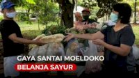 VIDEO: Gaya Santai Moeldoko Belanja Sayur Bersama Sang Istri