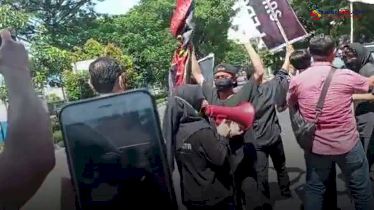 VIDEO: Aksi Unjuk Rasa Tolak Kehadiran Jokowi di Makassar