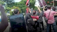 VIDEO: Aksi Unjuk Rasa Tolak Kehadiran Jokowi di Makassar