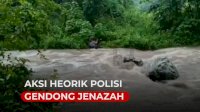 VIDEO: Aksi Heroik Bripka Alex Gendong Jenazah Lewati Sungai Deras
