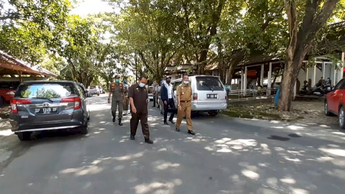 Hari Kedua Ngantor, Wabup Barru Sidak Parkir Semrawut di Kantor Pemkab