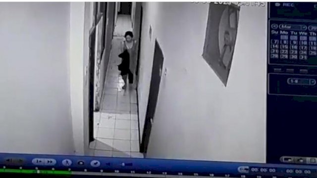 Pelaku pembunuhan selebgram di Makassar yang terekam CCTV. 