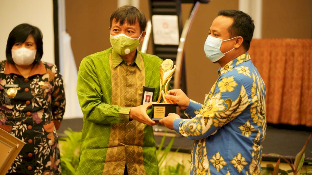 Pemprov Sulsel Terima Penghargaan TPKAD, Plt Gubernur: Ini Untuk Pak Nurdin Abdullah