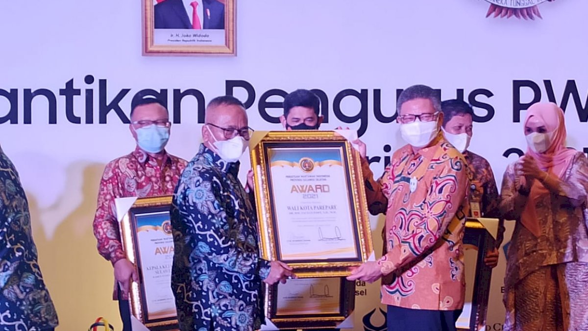 Taufan Pawe Terima PWI Award Sebagai Tokoh Peduli Pers