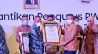 Taufan Pawe Terima PWI Award Sebagai Tokoh Peduli Pers