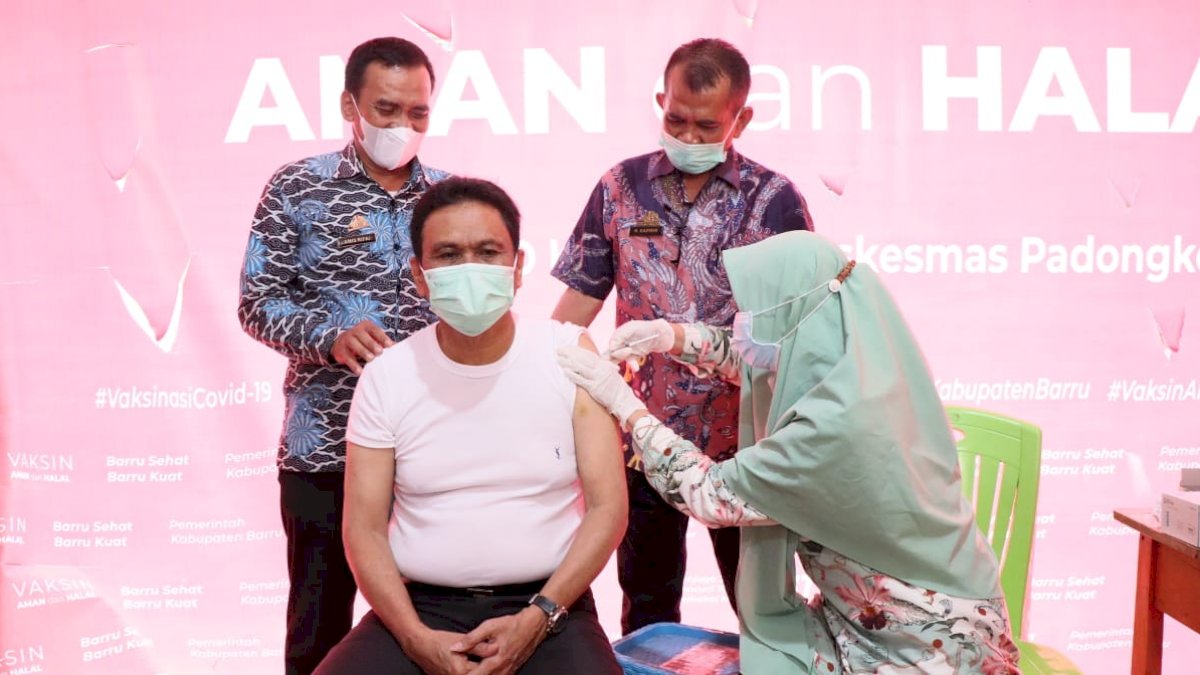 Ikuti Vaksin Perdana, Bupati Barru Harap Masyarakat Tak Percaya Informasi Hoaks