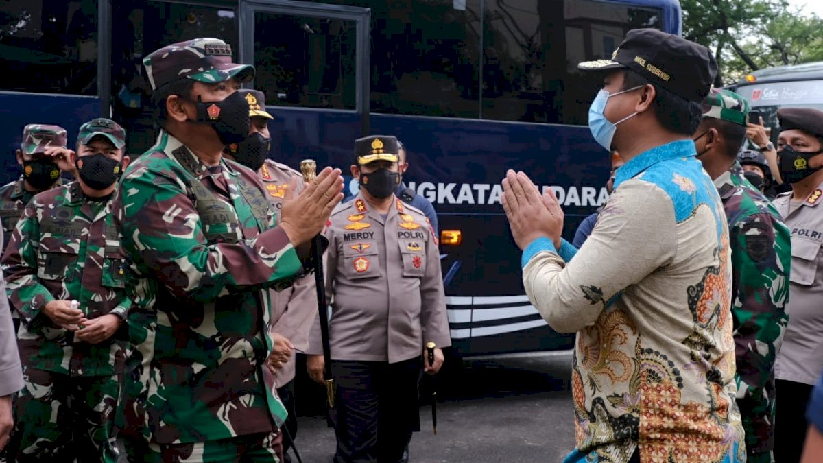 Dampingi Hadi Tjahjanto Tinjau Gereja, Plt Gubernur Minta Masyarakat Percayakan Pengamanan ke TNI Polri